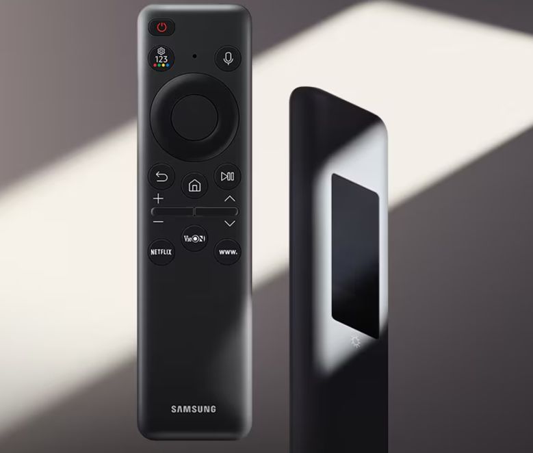 Điều khiển cầm tay được tích hợp tấm pin năng lượng mặt trời phía sau