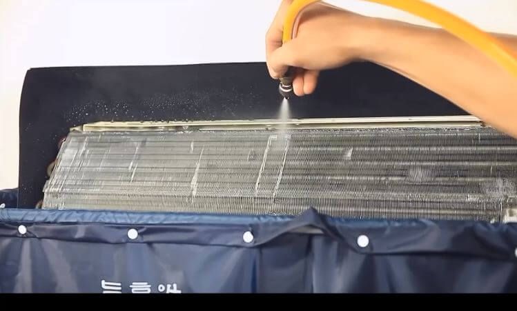 Vệ sinh dàn lạnh điều hòa cần thực hiện cẩn thận, tránh làm ướt bo mạch